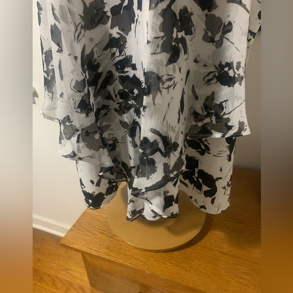 Simply Vera Vera Wang Black and White Floral Sleeveless Blouse - Picture 11 of 11